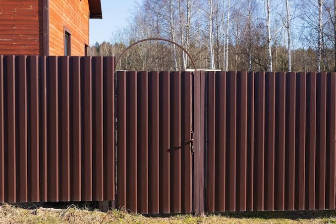 Top Benefits of Installing Industrial Fences for Business Protection